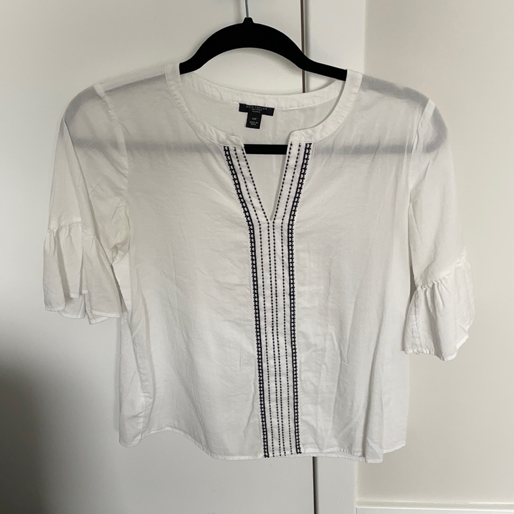 ✨3/$10✨ Ann Taylor white top with black embroidered details